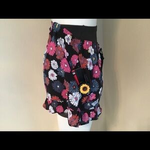 New LOUNGING  RUFFLES SHORTS